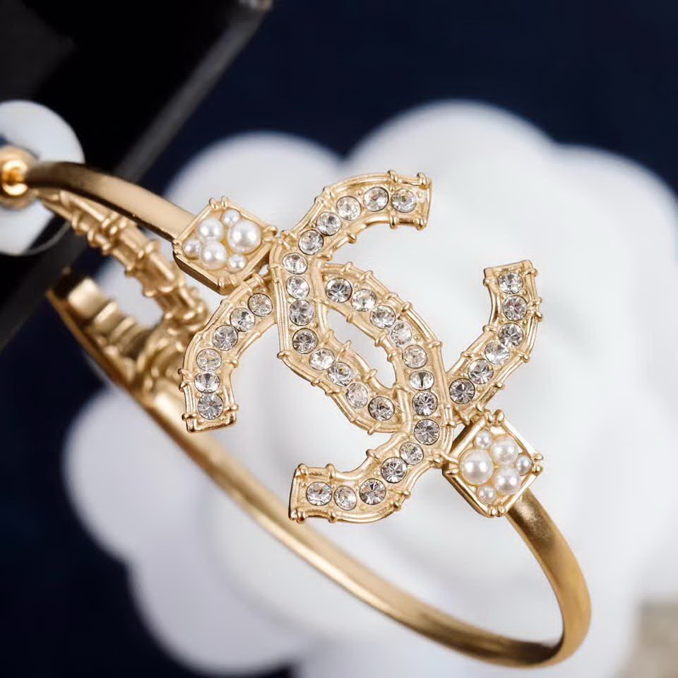 20秋季最新专柜款-Chanel耳环一万个推荐的一款，非常的仙女，上耳惊喜感十足，非常的高档大气，完美指数绝对5星，一定要入的单品，非常重工