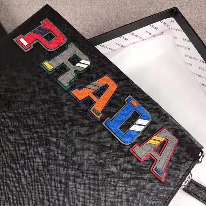 【原版皮】普拉达/Prada 男士手包，限量版，选用十字纹小牛皮裁制而成，绗缝特别的皮革徽标设计凸显个性，时尚炫酷，就是要你好看，款号：2NG001