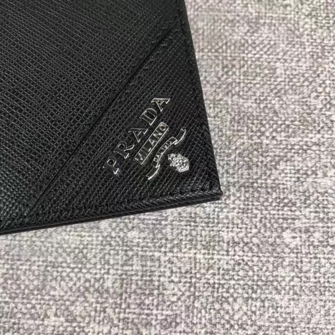 【原版皮】普拉达/Prada 短款钱夹，选用十字纹小牛皮裁制而成，边角点缀散字唛标识，经典之作，简单时尚，款号：2M0513