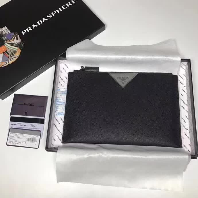 【原版皮】普拉达/Prada 男士手包，选用十字纹小牛皮裁制而成，正面点缀品牌三角散字徽标，款号：2NG05V