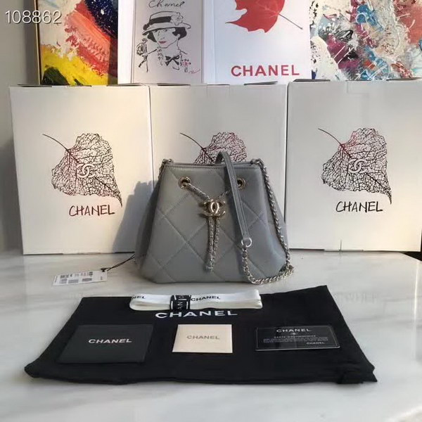 【原版皮】香奈儿/Chanel Mini小水桶包，上身简直‬太‬可爱了，这次的Hobo小水桶，长‪度刚‪好到⁢腰⁡部，相比之前的小水桶，这次最新款的水桶空格做得更加饱满，款号：AS1801