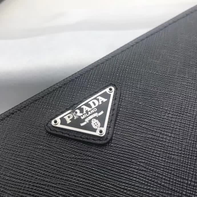 【原版皮】普拉达/Prada 拉链钱夹，选用十字纹小牛皮裁制而成，正面点缀三角唛徽标，经典之作，简单时尚，款号：1M1188