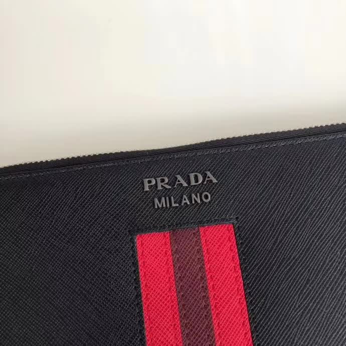 【原版皮】普拉达/Prada 男士手包，选用十字纹小牛皮镶嵌彩带皮革裁制而成，经典之作，简单时尚，款号：2NG005