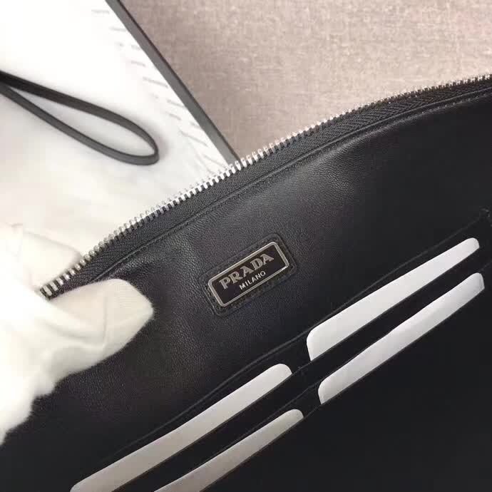 【原版皮】普拉达/Prada 男士手包，限量版，选用十字纹小牛皮裁制而成，绗缝特别的皮革徽标设计凸显个性，时尚炫酷，就是要你好看，款号：2NG001