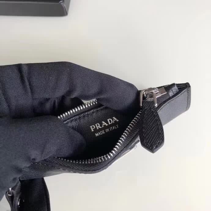 【原版皮】普拉达/Prada 钥匙包，车钥匙包，选用十字纹小牛皮裁制而成，男女通用款，最主要是可以挂在背包上，时尚前卫，款号：1TT080