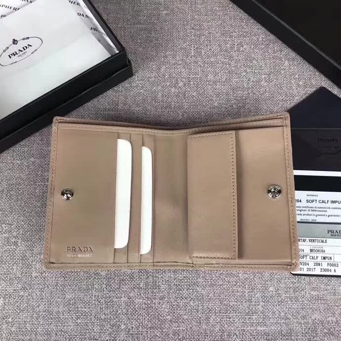 【原版皮】普拉达/Prada 短款钱夹，选用纳帕牛皮裁制而成，点缀散字唛徽标，精湛走线均匀整齐，款号：1MV204