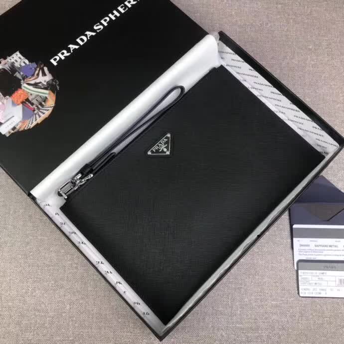 【原版皮】普拉达/Prada 男士手包，选用十字纹小牛皮裁制而成，正面点缀品牌三角徽标，款号：2NG005