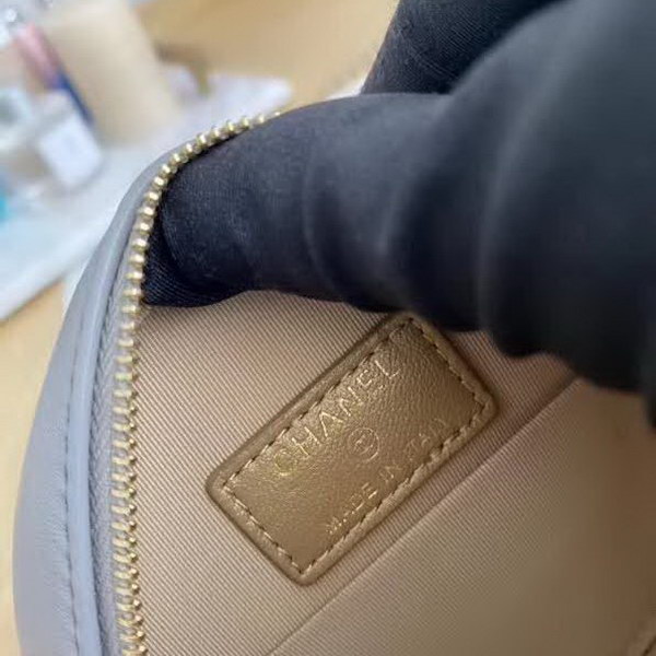 【原版皮】香奈儿/Chanel 金球系列小圆饼包，采用小羊皮精心裁制而成，柔软细腻搭配这季最火爆的链条，神奇的小金球能控制肩带长短，平时出门带的口红车钥匙纸巾都能放，款号：AS0366