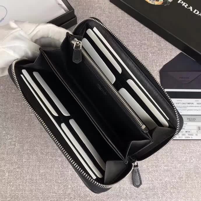 【原版皮】普拉达/Prada 拉链钱夹，选用纳帕牛皮裁制而成，点缀散字唛徽标，精湛走线均匀整齐，款号：1ML506