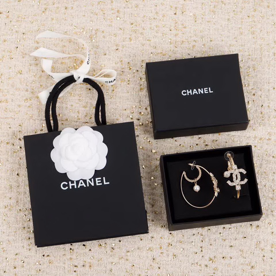 20秋季最新专柜款-Chanel耳环一万个推荐的一款，非常的仙女，上耳惊喜感十足，非常的高档大气，完美指数绝对5星，一定要入的单品，非常重工