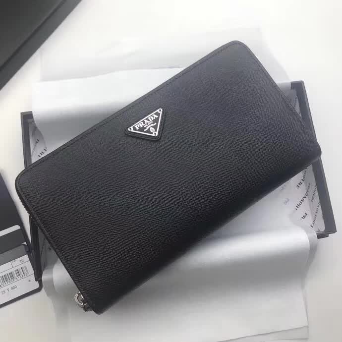 【原版皮】普拉达/Prada 拉链钱夹，选用十字纹小牛皮裁制而成，正面点缀三角唛徽标，经典之作，简单时尚，款号：1M1188