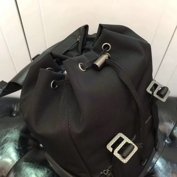 【原版皮】宝缇嘉/BV 男士双肩背包，哑光小牛皮和坚固尼龙的混合搭配时尚现代，配以手工制作，贴袋上编饰标志性的编织图案，设计旨在成就每日佩戴的必备单品，款号：80187208