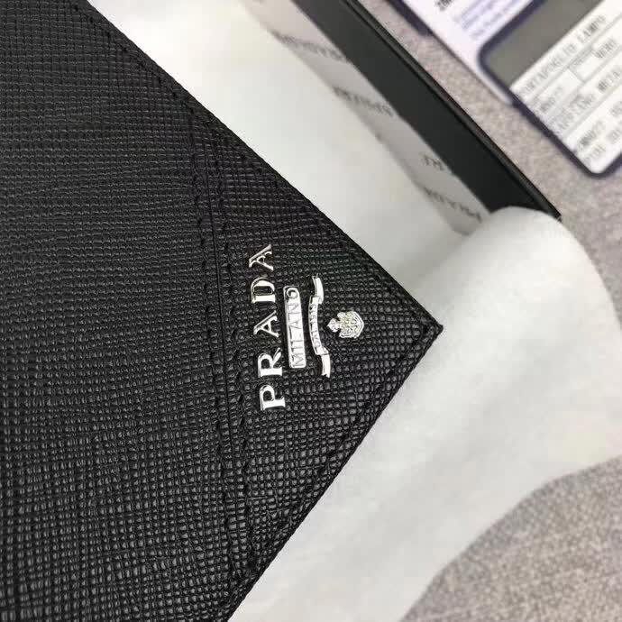 【原版皮】普拉达/Prada 金属钱夹，选用十字纹小牛皮裁制而成，边角饰三角散字徽标，款号：2MN077
