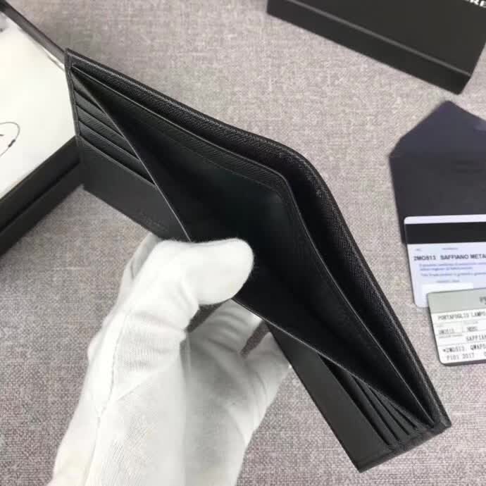 【原版皮】普拉达/Prada 短款钱夹，选用十字纹小牛皮裁制而成，边角点缀小公仔标识，经典之作，简单时尚，款号：2M0513