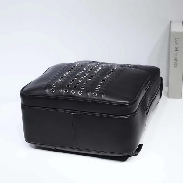 【原版皮】宝缇嘉/BV 男士双肩包，融合VN Eyelets工艺新颖呈现，光滑打蜡小牛皮基底上，大号金属孔眼条纹和intrecciato编织图案交织呈现，相映成趣，款号：80186608A