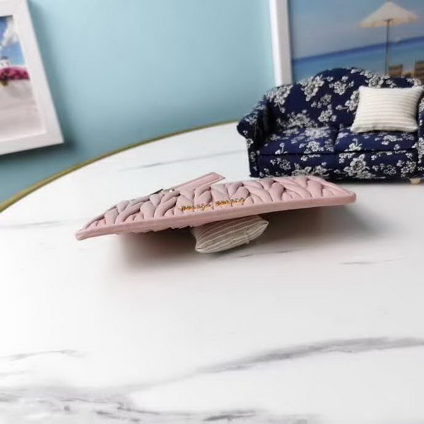 【原版皮】缪缪/Miu Miu 拉链钱夹，采用小羊皮材质精心裁制而成，Matelasse花纹图案，内里标识烫字，款号：5MB006