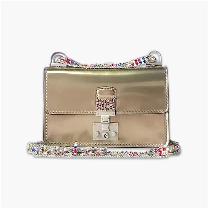 【原版皮】迪奥/Dior 链条包，选用光滑漆牛皮裁制而成，饰以点缀彩色钻粒的品牌标识字母锁扣，设计很特别，不容易撞款，链条缀满彩色钻粒，美得不要不要的，款号：5817