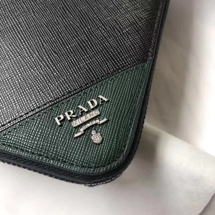 【原版皮】普拉达/Prada 拉链钱夹，选用十字纹小牛皮裁制而成，边角点缀三角散字徽标，经典之作，简单时尚，款号：2ML317