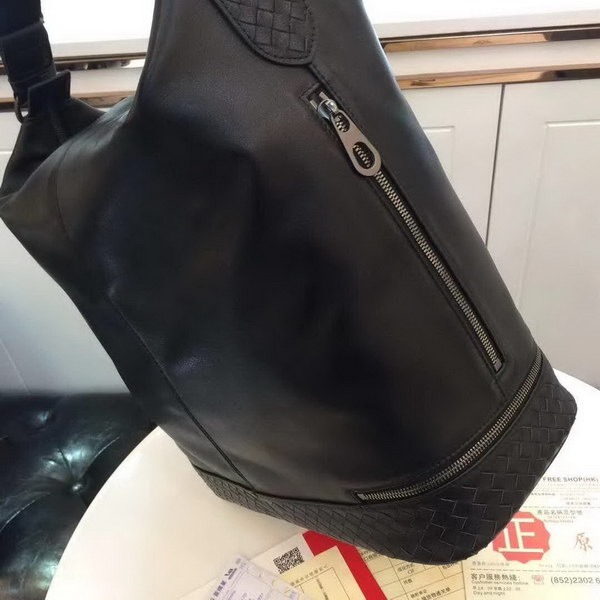 【原版皮】宝缇嘉/BV 男士肩背包，采用南韩软皮，柔软的hobo包造型贴合身形，半部分以手工编织制作，肩背或斜挎方式舒适携带，款号：80188805