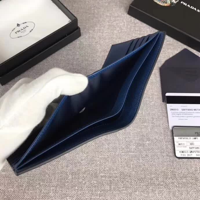 【原版皮】普拉达/Prada 短款钱夹，选用十字纹小牛皮裁制而成，边角点缀三角散字唛标识，精湛走线均匀整齐，做工精湛，款号：2M0513