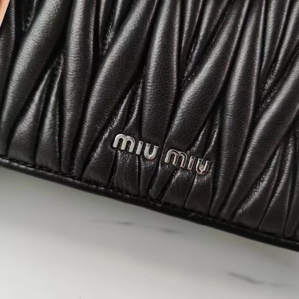 【原版皮】缪缪/Miu Miu 肩背包，采用小进口土耳其绵羊皮材质精心裁制而成，手感细腻柔软，内里三隔层，款号：5BD015