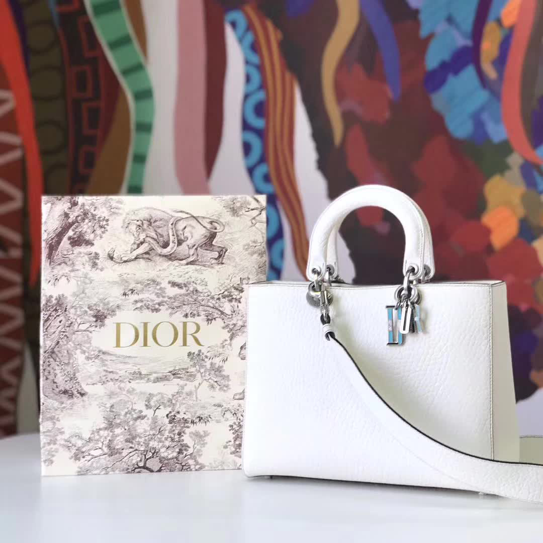 【原版皮】迪奥/Dior 手提包，选用大象纹小牛皮裁制而成，缀以品牌标识吊坠，搭配宽肩带更有特色，简约时尚