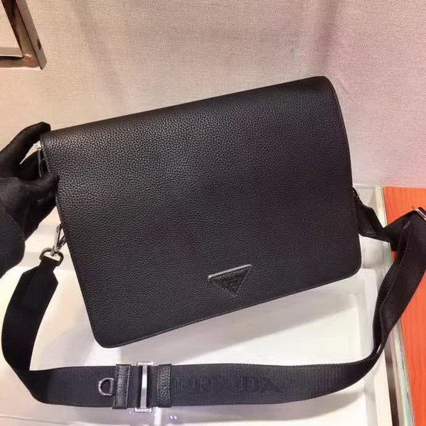 【原版皮】普拉达/Prada 男士斜跨包，采用进口小牛皮材质，外部三角形徽标，简约又大气，男士们的最爱，款号：2VD012