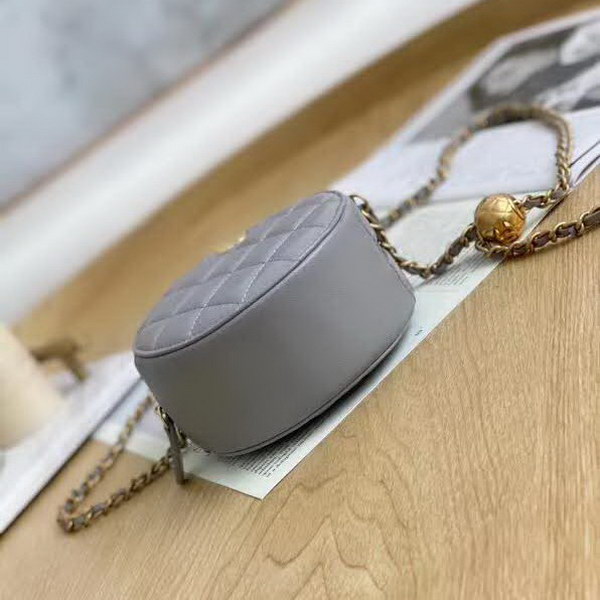 【原版皮】香奈儿/Chanel 金球系列小圆饼包，采用小羊皮精心裁制而成，柔软细腻搭配这季最火爆的链条，神奇的小金球能控制肩带长短，平时出门带的口红车钥匙纸巾都能放，款号：AS0366