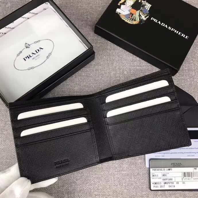 【原版皮】普拉达/Prada 短款钱夹，选用十字纹小牛皮裁制而成，边角点缀三角唛，经典之作，简单时尚，款号：2M0513