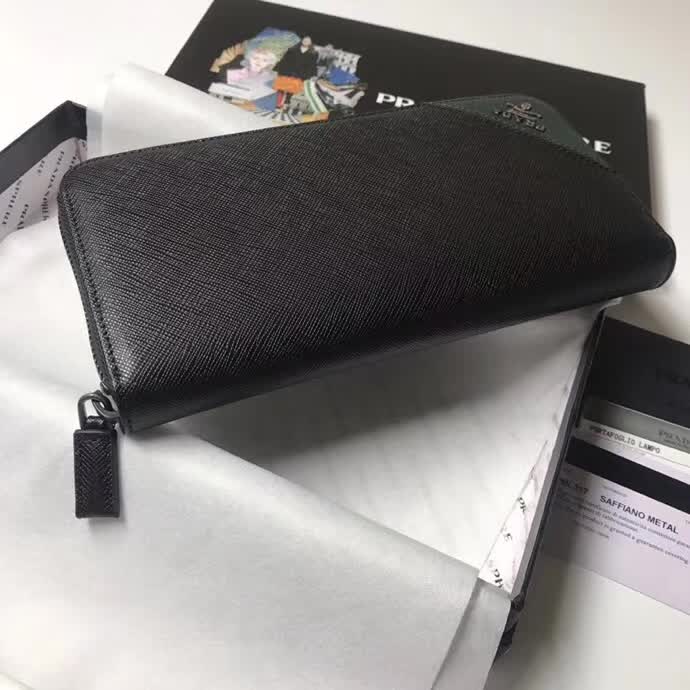 【原版皮】普拉达/Prada 拉链钱夹，选用十字纹小牛皮裁制而成，边角点缀三角散字徽标，经典之作，简单时尚，款号：2ML317