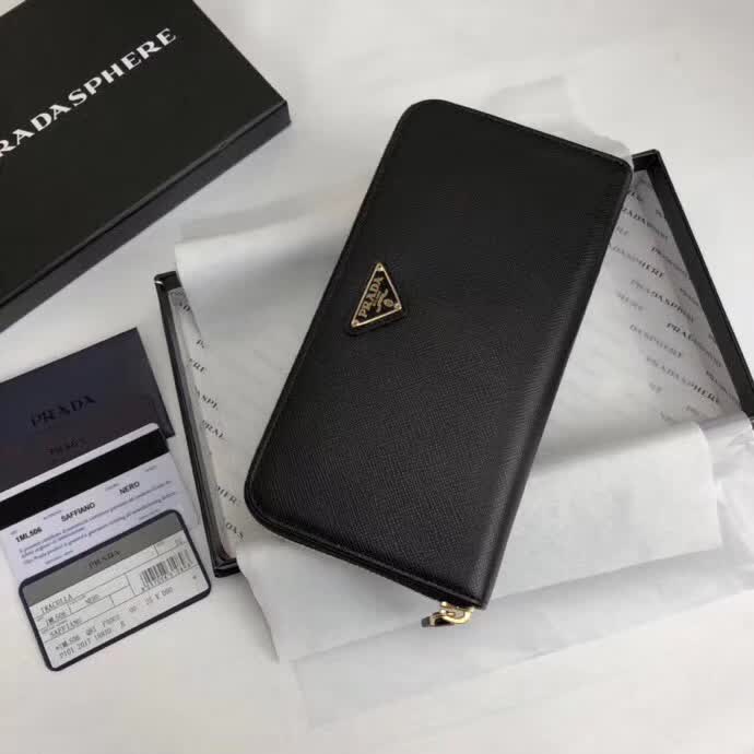 【原版皮】普拉达/Prada 拉链钱夹，选用十字纹小牛皮裁制而成，正面点缀三角唛徽标，经典之作，简单时尚，款号：1ML506