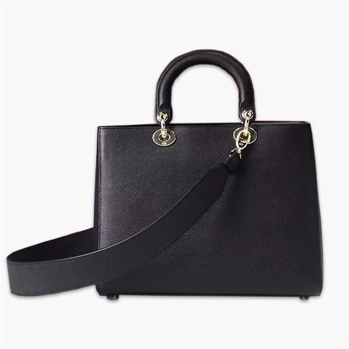 【原版皮】迪奥/Dior 手提包，选用手掌纹小牛皮裁制而成，缀以品牌标识吊坠，搭配宽肩带更有特色，简约时尚