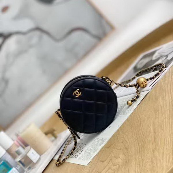【原版皮】香奈儿/Chanel 金球系列小圆饼包，采用小羊皮精心裁制而成，柔软细腻搭配这季最火爆的链条，神奇的小金球能控制肩带长短，平时出门带的口红车钥匙纸巾都能放，款号：AS0366
