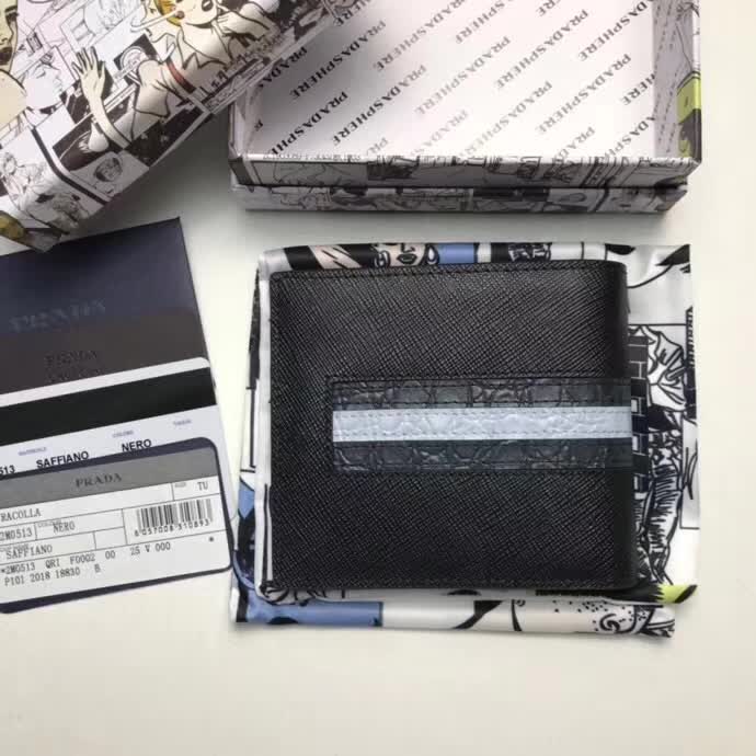 【原版皮】普拉达/Prada 短款钱夹，选用十字纹小牛皮镶嵌彩带鳄鱼纹裁制而成，经典之作，简单时尚，款号：2M0513