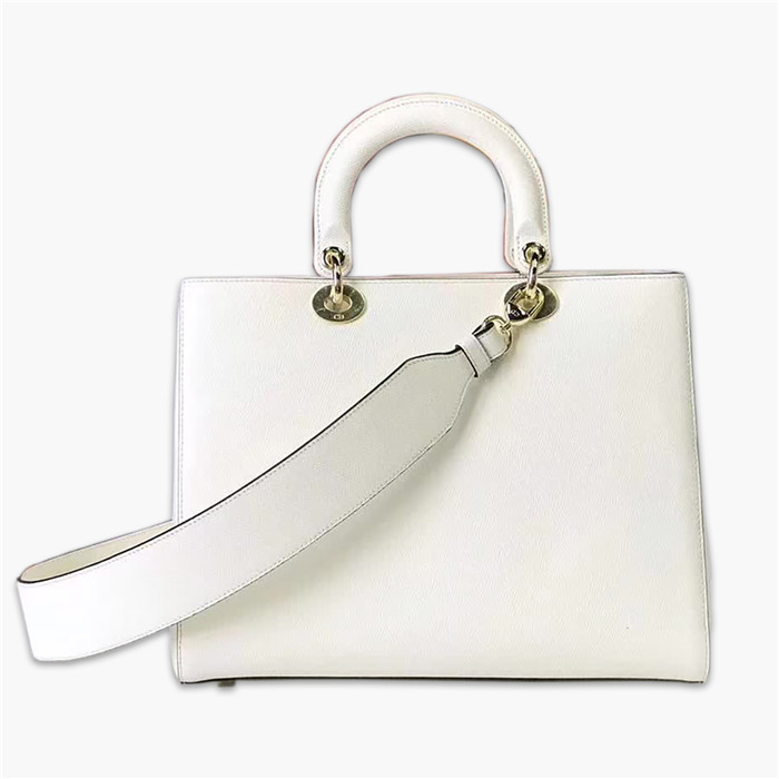 【原版皮】迪奥/Dior 手提包，选用手掌纹小牛皮裁制而成，缀以品牌标识吊坠，搭配宽肩带更有特色，简约时尚