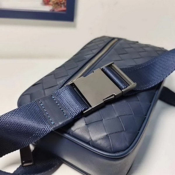 【原版皮】宝缇嘉/BV 男士胸包，腰包，采用蜡胎牛皮精心裁制而成，手工编织，造型贴合身形，空间充裕，非常实用，款号：80182618