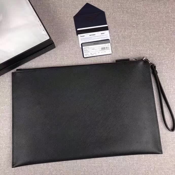 【原版皮】普拉达/Prada 男士手包，限量版，选用十字纹小牛皮裁制而成，绗缝特别的皮革徽标设计凸显个性，时尚炫酷，就是要你好看，款号：2NG001