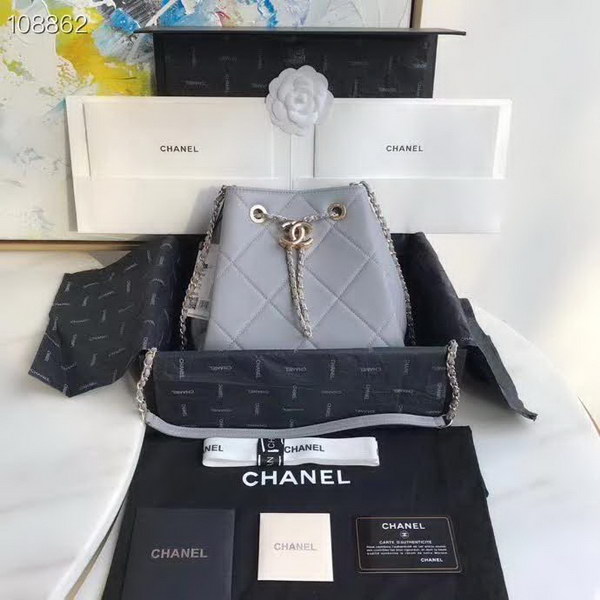 【原版皮】香奈儿/Chanel Mini小水桶包，上身简直‬太‬可爱了，这次的Hobo小水桶，长‪度刚‪好到⁢腰⁡部，相比之前的小水桶，这次最新款的水桶空格做得更加饱满，款号：AS1801