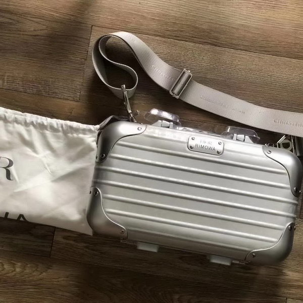 迪奥Dior X 日默瓦/RiMoWa 独家定制款化妆箱，汇集艺术,时尚与设计，领先时装周发售，体现精湛的手工匠艺和专业技术