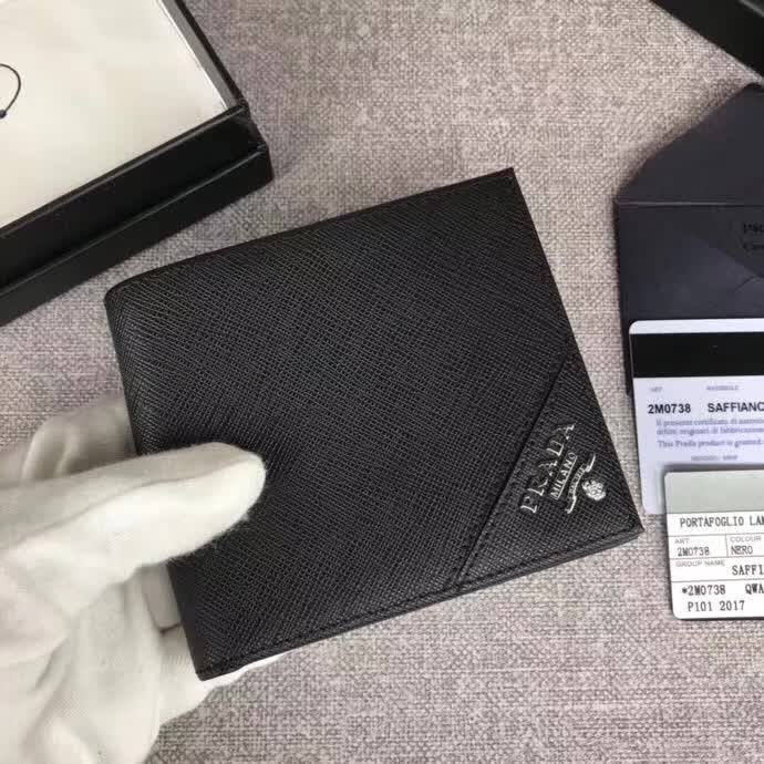 【原版皮】普拉达/Prada 短款钱夹，选用十字纹小牛皮裁制而成，边角点缀散字唛徽标，经典之作，简单时尚，款号：2M0738