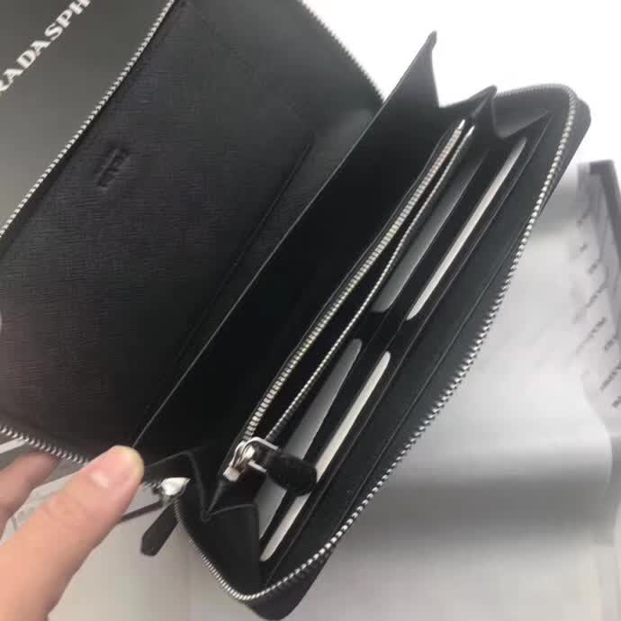 【原版皮】普拉达/Prada 拉链钱夹，选用十字纹小牛皮裁制而成，正面点缀三角唛徽标，经典之作，简单时尚，款号：1M1188