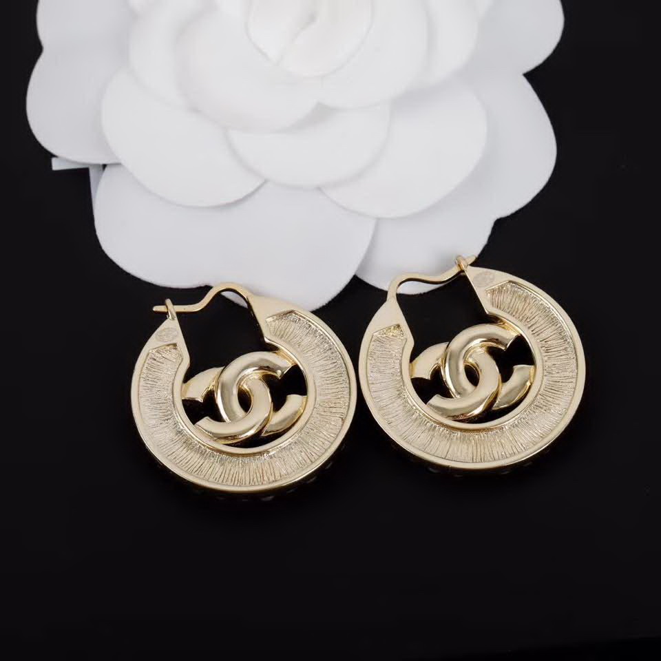 20秋季最新专柜款-Chanel圆形珍珠耳环，细节满满的一款，以及背面五金的细腻，完美一对耳环用了64颗施华洛世奇珍珠，50粒施华洛世奇钻