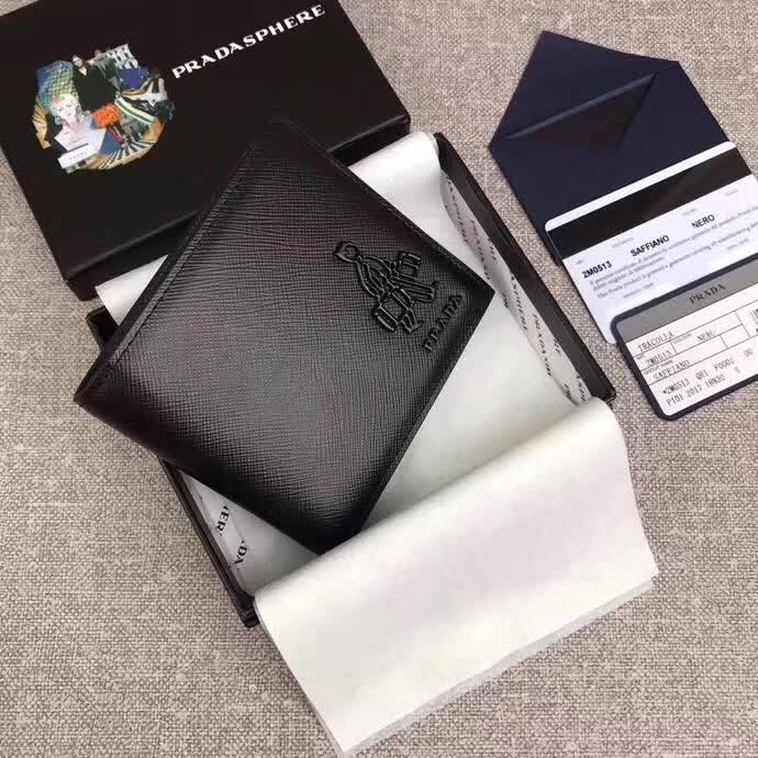 【原版皮】普拉达/Prada 短款钱夹，选用十字纹小牛皮裁制而成，饰以同色系小公仔，经典之作，简单时尚，款号：2M0513