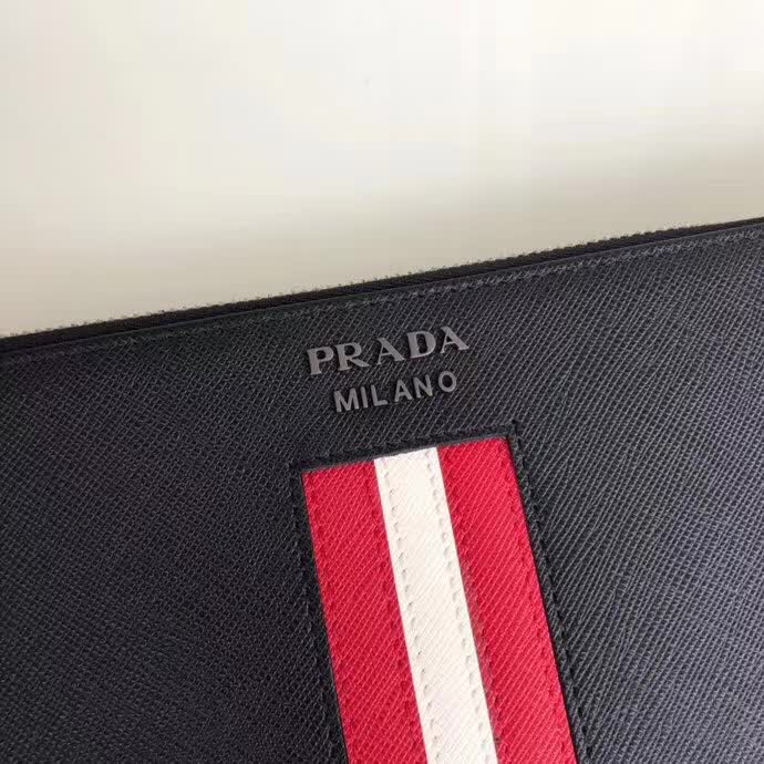 【原版皮】普拉达/Prada 男士手包，选用十字纹小牛皮镶嵌彩带皮革裁制而成，经典之作，简单时尚，款号：2NG005