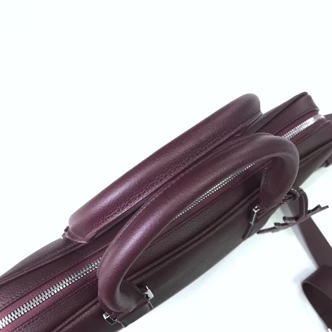 【原版皮】迪奥/Dior 男士公文包，选用粒面纹小牛皮裁制而成，采用传统工艺，是现代男士携带各类日常数据与文件的尚佳选择