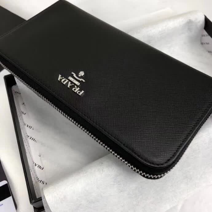 【原版皮】普拉达/Prada 拉链钱夹，选用十字纹小牛皮裁制而成，正面点缀银色散字徽标，尽显高档时尚，低调而又奢华，款号：1ML506