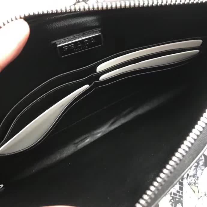 【原版皮】普拉达/Prada 男士手包，选用十字纹小牛皮镶嵌彩带鳄鱼纹裁制而成，经典之作，简单时尚，款号：2NG005