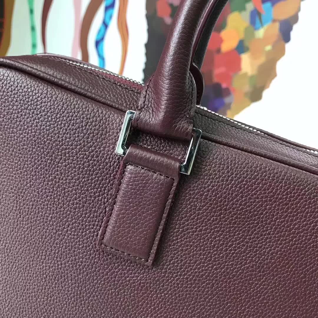 【原版皮】迪奥/Dior 男士公文包，选用粒面纹小牛皮裁制而成，采用传统工艺，是现代男士携带各类日常数据与文件的尚佳选择