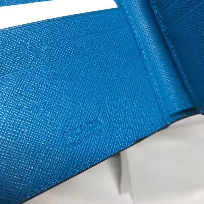 【原版皮】普拉达/Prada 短款钱夹，选用十字纹牛皮裁制而成，饰以菱形拼色，精湛走线均匀整齐，油边顺滑，款号：2M0513