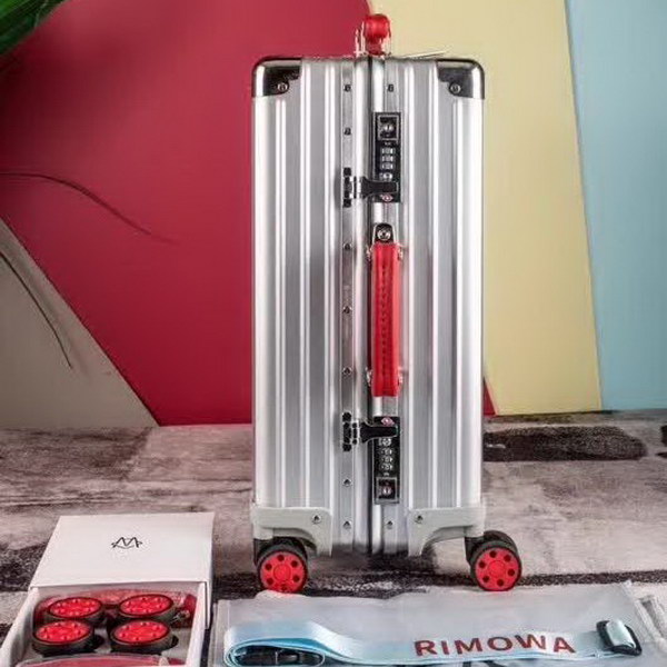 日默瓦/Rimowa 旅行箱，全​铝​镁‎合金，经典款​的新版‎本，彩色皮质把手，购买就送透明套，4个轮子，2个手把，绑带，想怎么换就怎么换，永远是街头机场最靓的你